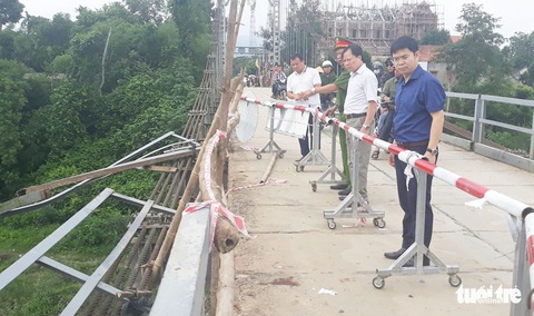 Phó thủ tướng chỉ đạo xử lý vụ ôtô tông xe máy rơi sông, 5 người chết - Ảnh 2. Phó thủ tướng chỉ đạo xử lý vụ ôtô tông xe máy rơi sông, 5 người chết - Ảnh 2.