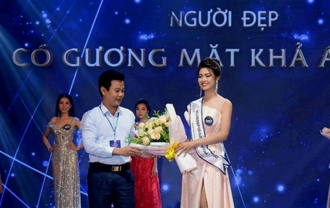Tước danh hiệu Người đẹp du lịch Quảng Bình vì nghĩ cơ quan chức năng im lặng là đồng ý? - Ảnh 1. Tước danh hiệu Người đẹp du lịch Quảng Bình vì nghĩ cơ quan chức năng im lặng là đồng ý? - Ảnh 1.