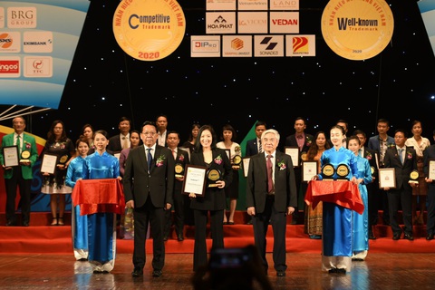 Eximbank được vinh danh Top 20 nhãn hiệu nổi tiếng Việt Nam năm 2020 - Ảnh 1. Eximbank được vinh danh Top 20 nhãn hiệu nổi tiếng Việt Nam năm 2020 - Ảnh 1.