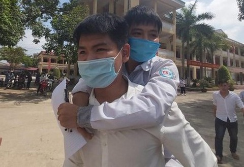 Trường ĐH Y Hà Nội trả lời về chuyện có đặc cách thí sinh 10 năm cõng bạn đi học - Ảnh 1. Trường ĐH Y Hà Nội trả lời về chuyện có đặc cách thí sinh 10 năm cõng bạn đi học - Ảnh 1.