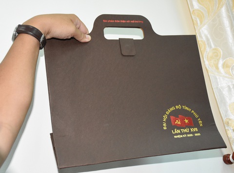 Đại hội Đảng Phú Yên: chỉ sử dụng cặp giấy giả da, quà được quy ra tiền - Ảnh 3. Đại hội Đảng Phú Yên: chỉ sử dụng cặp giấy giả da, quà được quy ra tiền - Ảnh 3.