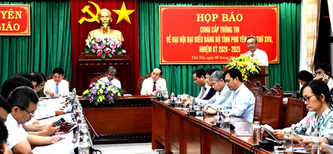 Đại hội Đảng Phú Yên: chỉ sử dụng cặp giấy giả da, quà được quy ra tiền - Ảnh 1. Đại hội Đảng Phú Yên: chỉ sử dụng cặp giấy giả da, quà được quy ra tiền - Ảnh 1.