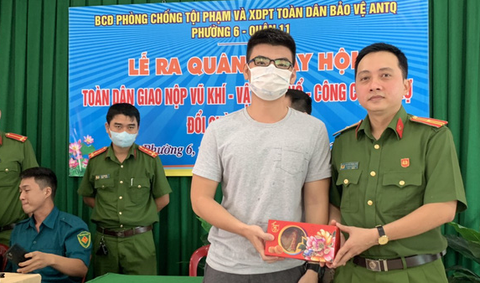 Người dân giao nộp hung khí được tặng nón bảo hiểm, bánh trung thu - Ảnh 2. Người dân giao nộp hung khí được tặng nón bảo hiểm, bánh trung thu - Ảnh 2.