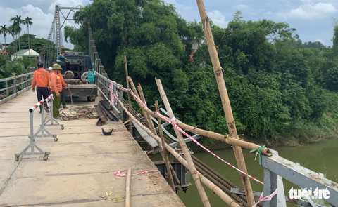 Vụ ôtô rơi sông 5 người chết: tài xế không làm chủ tốc độ - Ảnh 2. Vụ ôtô rơi sông 5 người chết: tài xế không làm chủ tốc độ - Ảnh 2.