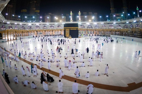 Saudi Arabia nối lại lễ hành hương Umrah tại Mecca sau 6 tháng - Ảnh 1. Saudi Arabia nối lại lễ hành hương Umrah tại Mecca sau 6 tháng - Ảnh 1.