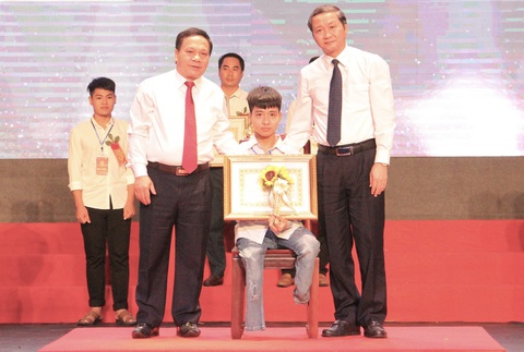 Người học trò 10 năm cõng bạn đến trường quyết định học Trường đại học Y Thái Bình - Ảnh 2. Người học trò 10 năm cõng bạn đến trường quyết định học Trường đại học Y Thái Bình - Ảnh 2.