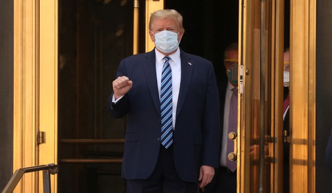 Ông Trump xuất viện giơ tay nắm đấm mạnh mẽ, tuyên bố đang khỏe hơn 20 năm trước - Ảnh 2. Ông Trump xuất viện giơ tay nắm đấm mạnh mẽ, tuyên bố đang khỏe hơn 20 năm trước - Ảnh 2.