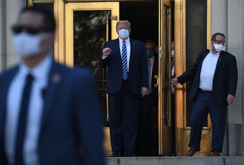 Ông Trump xuất viện giơ tay nắm đấm mạnh mẽ, tuyên bố đang khỏe hơn 20 năm trước - Ảnh 4. Ông Trump xuất viện giơ tay nắm đấm mạnh mẽ, tuyên bố đang khỏe hơn 20 năm trước - Ảnh 4.