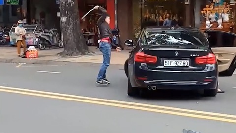 Vụ nữ tài xế BMW lao xe vô thanh niên đập xe hơi: Mâu thuẫn do va chạm giao thông - Ảnh 1. Vụ nữ tài xế BMW lao xe vô thanh niên đập xe hơi: Mâu thuẫn do va chạm giao thông - Ảnh 1.