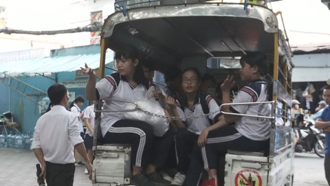 TP.HCM hơn 21.000 học sinh đi học bằng xe đưa rước, giảm 8 lần sau 7 năm - Ảnh 1. TP.HCM hơn 21.000 học sinh đi học bằng xe đưa rước, giảm 8 lần sau 7 năm - Ảnh 1.