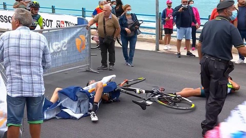 Trực thăng gây tai nạn cho các cuarơ giải Giro d’Italia - Ảnh 1. Trực thăng gây tai nạn cho các cuarơ giải Giro d’Italia - Ảnh 1.