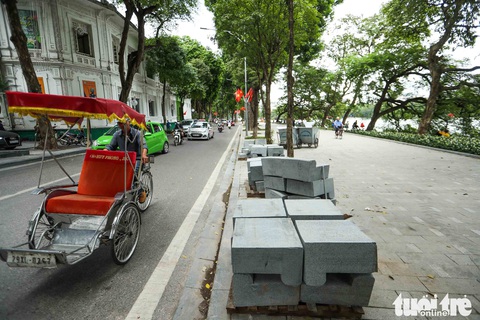 Ngắm vỉa hè hồ Hoàn Kiếm mặc áo mới - Ảnh 9. Ngắm vỉa hè hồ Hoàn Kiếm mặc áo mới - Ảnh 9.