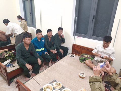 Cứu thành công 11 thuyền viên vụ chìm tàu hàng trên biển Thừa Thiên Huế - Ảnh 1. Cứu thành công 11 thuyền viên vụ chìm tàu hàng trên biển Thừa Thiên Huế - Ảnh 1.