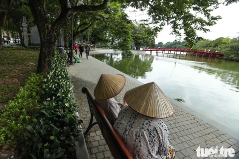 Ngắm vỉa hè hồ Hoàn Kiếm mặc áo mới - Ảnh 10. Ngắm vỉa hè hồ Hoàn Kiếm mặc áo mới - Ảnh 10.