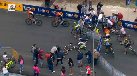 Trực thăng gây tai nạn cho các cuarơ giải Giro d’Italia - Ảnh 2. Trực thăng gây tai nạn cho các cuarơ giải Giro d’Italia - Ảnh 2.