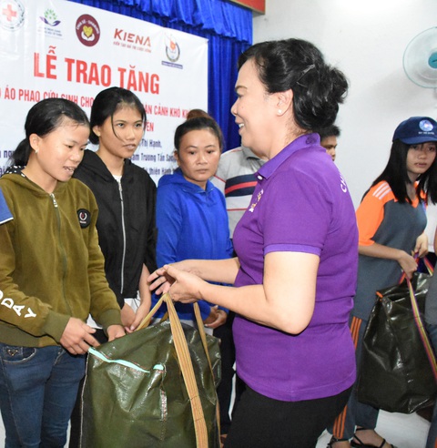 Nhóm thiện nguyện tặng 500 bộ phao cứu sinh cho ngư dân, chiến sĩ nhà giàn DK1 - Ảnh 1. Nhóm thiện nguyện tặng 500 bộ phao cứu sinh cho ngư dân, chiến sĩ nhà giàn DK1 - Ảnh 1.