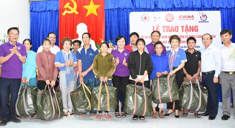 Nhóm thiện nguyện tặng 500 bộ phao cứu sinh cho ngư dân, chiến sĩ nhà giàn DK1 - Ảnh 2. Nhóm thiện nguyện tặng 500 bộ phao cứu sinh cho ngư dân, chiến sĩ nhà giàn DK1 - Ảnh 2.