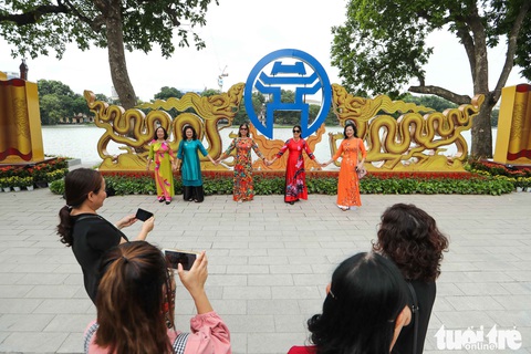 Ngắm vỉa hè hồ Hoàn Kiếm mặc áo mới - Ảnh 3. Ngắm vỉa hè hồ Hoàn Kiếm mặc áo mới - Ảnh 3.