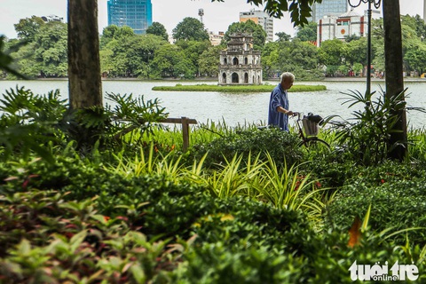 Ngắm vỉa hè hồ Hoàn Kiếm mặc áo mới - Ảnh 5. Ngắm vỉa hè hồ Hoàn Kiếm mặc áo mới - Ảnh 5.