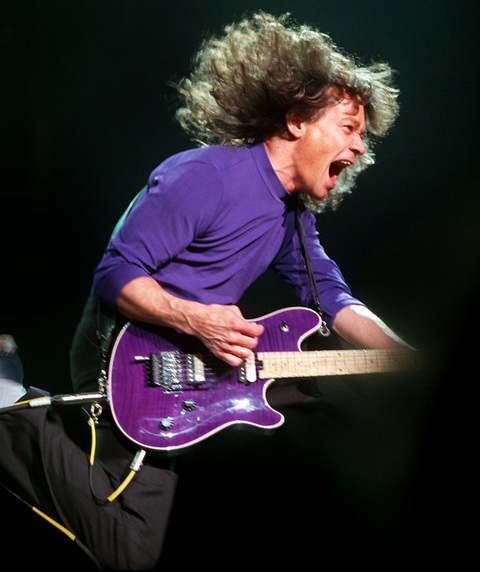 Cây guitar huyền thoại Eddie Van Halen qua đời vì bệnh ung thư - Ảnh 5. Cây guitar huyền thoại Eddie Van Halen qua đời vì bệnh ung thư - Ảnh 5.