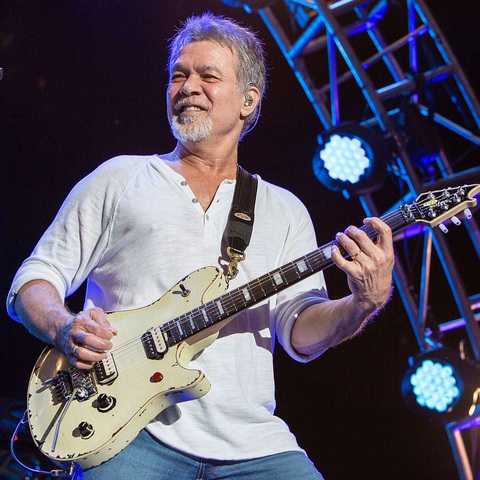 Cây guitar huyền thoại Eddie Van Halen qua đời vì bệnh ung thư - Ảnh 3. Cây guitar huyền thoại Eddie Van Halen qua đời vì bệnh ung thư - Ảnh 3.