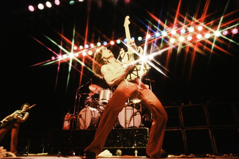 Cây guitar huyền thoại Eddie Van Halen qua đời vì bệnh ung thư - Ảnh 1. Cây guitar huyền thoại Eddie Van Halen qua đời vì bệnh ung thư - Ảnh 1.