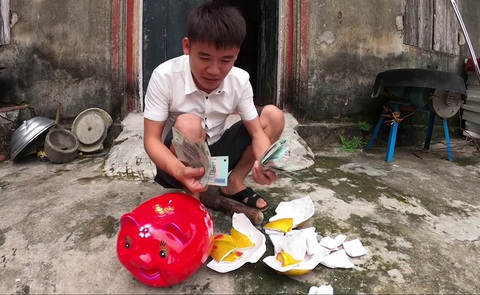 Phạt tiếp Hưng Vlog 10 triệu đồng vì video lấy cắp tiền, đập bể heo đất - Ảnh 1. Phạt tiếp Hưng Vlog 10 triệu đồng vì video lấy cắp tiền, đập bể heo đất - Ảnh 1.