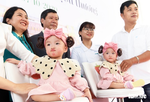 Trúc Nhi - Diệu Nhi đáng yêu trong ngày xuất viện - Ảnh 5. Trúc Nhi - Diệu Nhi đáng yêu trong ngày xuất viện - Ảnh 5.