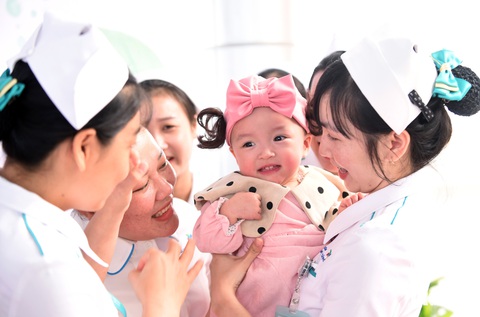 Trúc Nhi - Diệu Nhi đáng yêu trong ngày xuất viện - Ảnh 7. Trúc Nhi - Diệu Nhi đáng yêu trong ngày xuất viện - Ảnh 7.