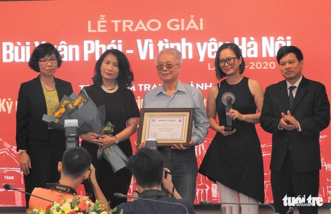 Gia đình thay mặt Phú Quang nhận Giải thưởng Lớn Bùi Xuân Phái - Vì tình yêu Hà Nội - Ảnh 1. Gia đình thay mặt Phú Quang nhận Giải thưởng Lớn Bùi Xuân Phái - Vì tình yêu Hà Nội - Ảnh 1.