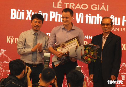 Gia đình thay mặt Phú Quang nhận Giải thưởng Lớn Bùi Xuân Phái - Vì tình yêu Hà Nội - Ảnh 3. Gia đình thay mặt Phú Quang nhận Giải thưởng Lớn Bùi Xuân Phái - Vì tình yêu Hà Nội - Ảnh 3.