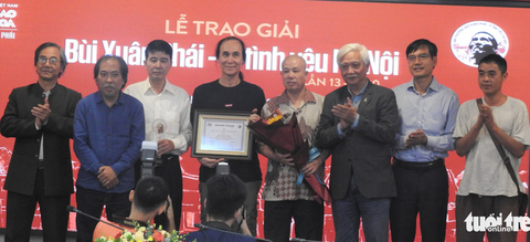 Gia đình thay mặt Phú Quang nhận Giải thưởng Lớn Bùi Xuân Phái - Vì tình yêu Hà Nội - Ảnh 5. Gia đình thay mặt Phú Quang nhận Giải thưởng Lớn Bùi Xuân Phái - Vì tình yêu Hà Nội - Ảnh 5.