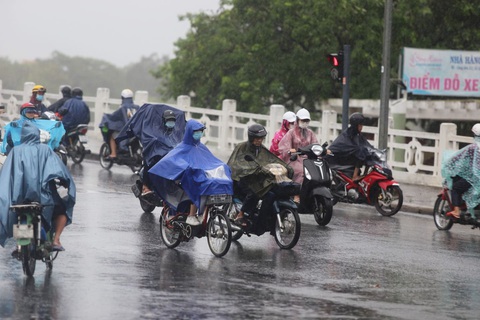 Miền Trung đón hai đợt mưa lớn kéo dài, khả năng lũ cao - Ảnh 4. Miền Trung đón hai đợt mưa lớn kéo dài, khả năng lũ cao - Ảnh 4.