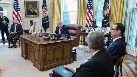 Ông Trump dừng đàm phán với Đảng Dân chủ về dự luật cứu trợ giảm tác động của COVID-19 - Ảnh 1. Ông Trump dừng đàm phán với Đảng Dân chủ về dự luật cứu trợ giảm tác động của COVID-19 - Ảnh 1.