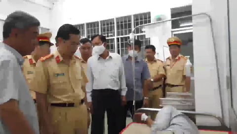 Xe tải va chạm xe khách: 1 người chết, 19 người bị thương giữa khuya - Ảnh 4. Xe tải va chạm xe khách: 1 người chết, 19 người bị thương giữa khuya - Ảnh 4.