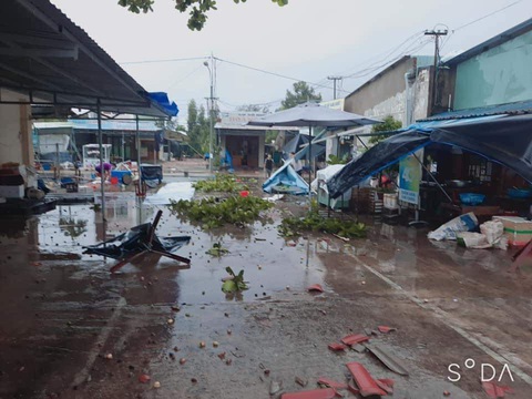 Quảng Nam: Mưa lớn ngập đường, lốc xoáy tốc mái hàng loạt nhà dân - Ảnh 1. Quảng Nam: Mưa lớn ngập đường, lốc xoáy tốc mái hàng loạt nhà dân - Ảnh 1.