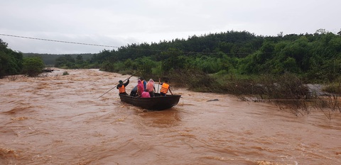 Dùng chài lưới tìm kiếm hai cha con mất tích khi qua đập tràn ở Gia Lai - Ảnh 1. Dùng chài lưới tìm kiếm hai cha con mất tích khi qua đập tràn ở Gia Lai - Ảnh 1.