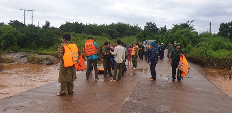 Dùng chài lưới tìm kiếm hai cha con mất tích khi qua đập tràn ở Gia Lai - Ảnh 2. Dùng chài lưới tìm kiếm hai cha con mất tích khi qua đập tràn ở Gia Lai - Ảnh 2.