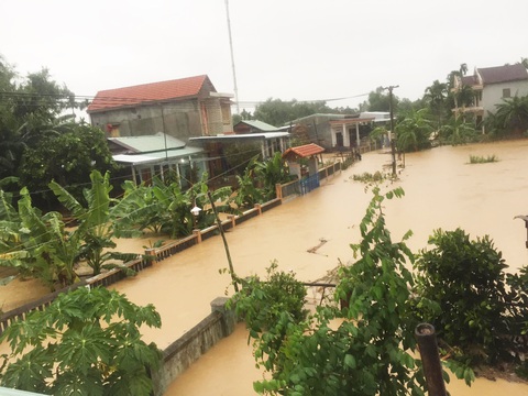 Miền Trung nơi lũ rút, nơi vẫn ngập sâu, mưa to - Ảnh 2. Miền Trung nơi lũ rút, nơi vẫn ngập sâu, mưa to - Ảnh 2.