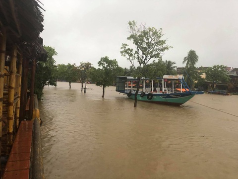 Miền Trung mưa dồn dập, nước lũ tràn vào phố cổ Hội An - Ảnh 8.