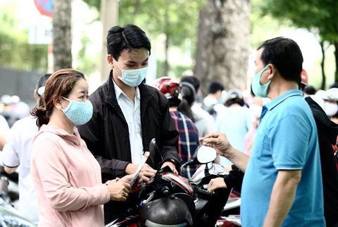 TP.HCM tiếp tục yêu cầu đeo khẩu trang, hạn chế tụ tập đông người - Ảnh 1. TP.HCM tiếp tục yêu cầu đeo khẩu trang, hạn chế tụ tập đông người - Ảnh 1.