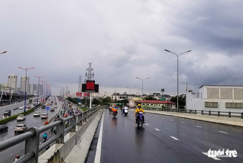 Xe cộ lại được đi qua cầu vượt Nguyễn Hữu Cảnh - Ảnh 2. Xe cộ lại được đi qua cầu vượt Nguyễn Hữu Cảnh - Ảnh 2.