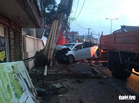Trộm lái ô tô lao vào công an, tông nghiêng cột điện ở Thủ Đức - Ảnh 1. Trộm lái ô tô lao vào công an, tông nghiêng cột điện ở Thủ Đức - Ảnh 1.