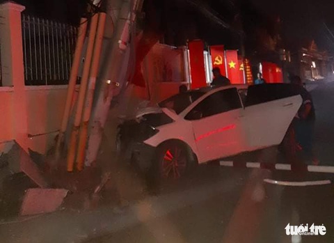 Trộm lái ô tô lao vào công an, tông nghiêng cột điện ở Thủ Đức - Ảnh 3. Trộm lái ô tô lao vào công an, tông nghiêng cột điện ở Thủ Đức - Ảnh 3.