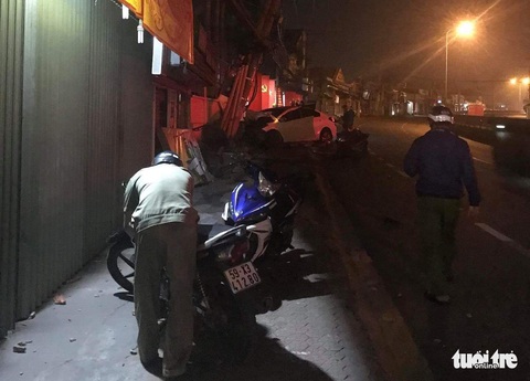 Trộm lái ô tô lao vào công an, tông nghiêng cột điện ở Thủ Đức - Ảnh 2. Trộm lái ô tô lao vào công an, tông nghiêng cột điện ở Thủ Đức - Ảnh 2.