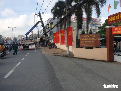 Trộm lái ô tô lao vào công an, tông nghiêng cột điện ở Thủ Đức - Ảnh 4. Trộm lái ô tô lao vào công an, tông nghiêng cột điện ở Thủ Đức - Ảnh 4.