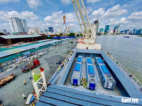 Tàu metro số 1 Bến Thành - Suối Tiên cập cảng Khánh Hội - Ảnh 1. Tàu metro số 1 Bến Thành - Suối Tiên cập cảng Khánh Hội - Ảnh 1.