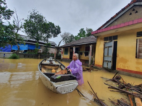 Miền Trung nơi lũ rút, nơi vẫn ngập sâu, mưa to - Ảnh 7. Miền Trung nơi lũ rút, nơi vẫn ngập sâu, mưa to - Ảnh 7.