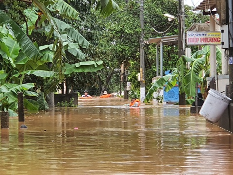Miền Trung nơi lũ rút, nơi vẫn ngập sâu, mưa to - Ảnh 1. Miền Trung nơi lũ rút, nơi vẫn ngập sâu, mưa to - Ảnh 1.