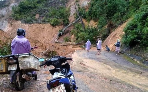 Miền Trung đối mặt 2 đợt mưa lớn - Ảnh 1. Miền Trung đối mặt 2 đợt mưa lớn - Ảnh 1.